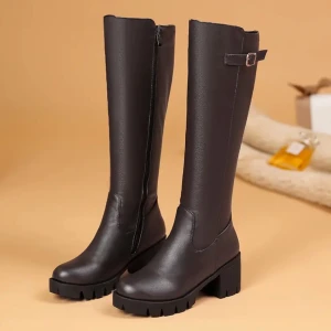 Brun höga stövlar med klack - Säljer ett par snygga mörk brun stövlar med klack. De är gjorda av skinn och har en dragkedja på sidan för enkel på- och avtagning. Stövlarna har också en dekorativ rem med spänne upptill. De i nyskick. köpare betala frakt 