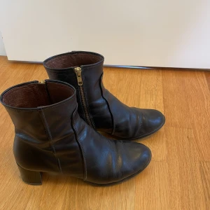 Filippa K skor  - Svarta Filippa K skor, använda men är i ett hyfsat bra skick. Skinn skor  Innermått= 23 1/2 cm