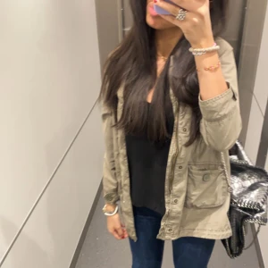 Olivgrön jacka - Super snygg tunnare jacka som liknar en trenchcoat. Barnstorlek men jag på bilden är vanligtvis en S så skulle säga att den passar XXS/XS/S. Lite kortare i armarna 