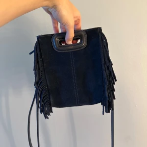 Majeväska - Marinblå Maje väska, köpt 2021 men inte använd så mycket. Finns små täcken på användning på baksidan, dock inget som syns. Långa och korta bandet finns samt dustbag och kvitto. Nypris 2149kr. Byter inte💝