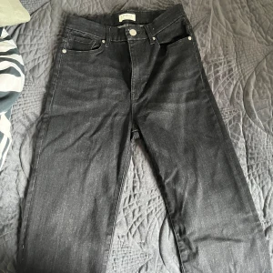 Jeans wide  - Säljer dessa jeans då dom inte kommer till användning de är Wide modell och mid Rise ❤️