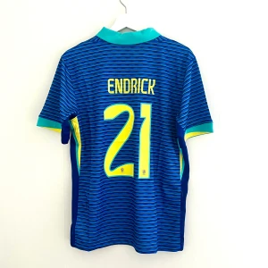Endrick Brazil Away 23/24 (L), Fotbollströja - Endrick Size:L Tröjan är oanvänd och kommer med nya taggar. Replika. Alla detaljer och emblem är av bästa kvalitet. Skriv gärna vid frågor!