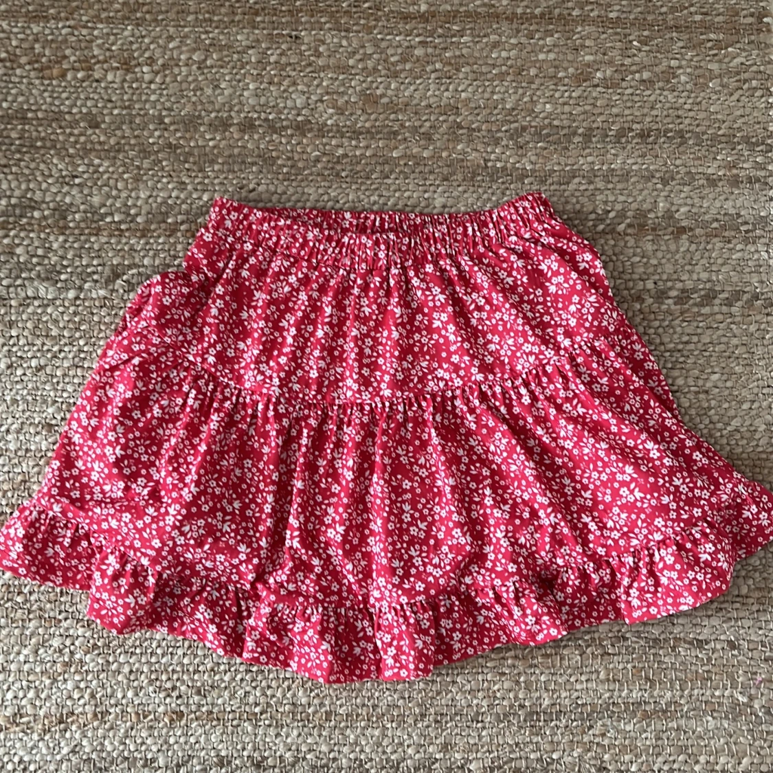 Röd blommig kjol från NLY Trend