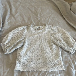 Vit blus från objekt - Säljer en vit blus ifrån object i storlek S. Den har använts några gånger men fortfarande i mycket bra skick!