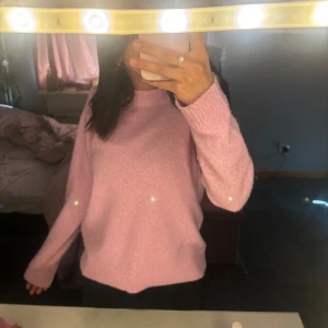 Stickad tröja  - Rosa tröja från Vero Moda, använd ungefär 3 gånger