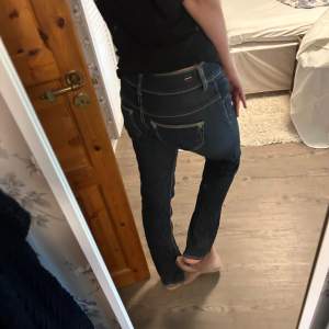 Låga bootcut/raka jeans ifrån diesel! Passar mig som är 175 cm💕