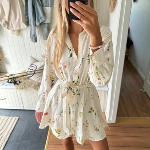 Klänning - Säljer denna klänningen. Helt ny med prislappen kvar. Köpt för 300kr men säljer för 200kr!