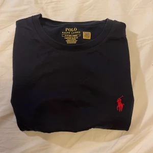 Ralph Lauren t-shirt - Säljer den här mörk blå Ralph Lauren t-shirten som är i storlek S och som har passformen slim fit. Skicket är 9/10, använd några gånger (inga defekter). Skriv vid funderingar!
