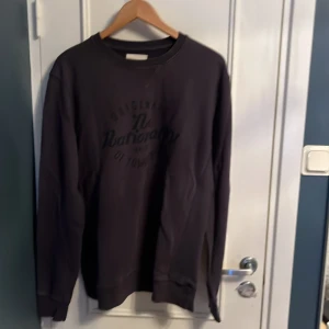 NN07 College tröja i bra skick - Storlek M No nationality college tröja. Bra skick, den är lätt använd och det syns på bilderna hur bra skick den är.