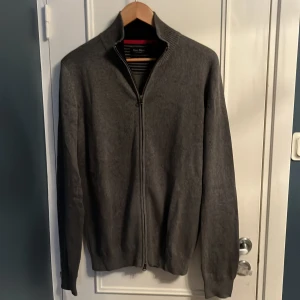 East West Turtle neck med dragkedja - En grå East West Turtle Neck med dragkedja i storlek Medium i väldigt bra skick. 