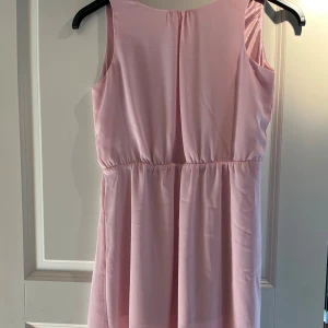 Rosa ärmlös klänning från Jeppson - Säljer en superfin rosa klänning från Jeppson. Den har en enkel men elegant design. Perfekt för sommarens alla fester eller bara en dag ute i solen. Klänningen är gjord av ett mjukt och skönt material som känns lyxigt mot huden. Passar perfekt för dig som vill ha något bekvämt men ändå stilrent. 💖