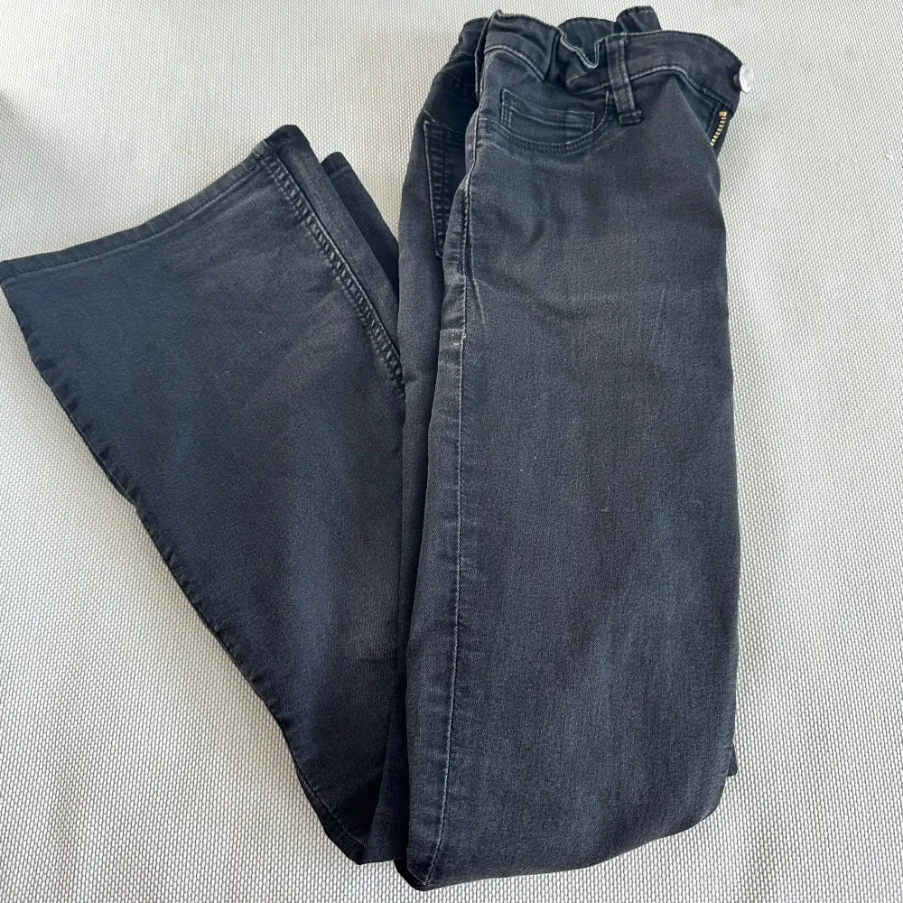 Ett par svarta bootcutjeans från H&M i storlek 146. Använda ganska mycket så lite slitna. Priset kan diskuteras. 🤍. Jeans & Byxor.