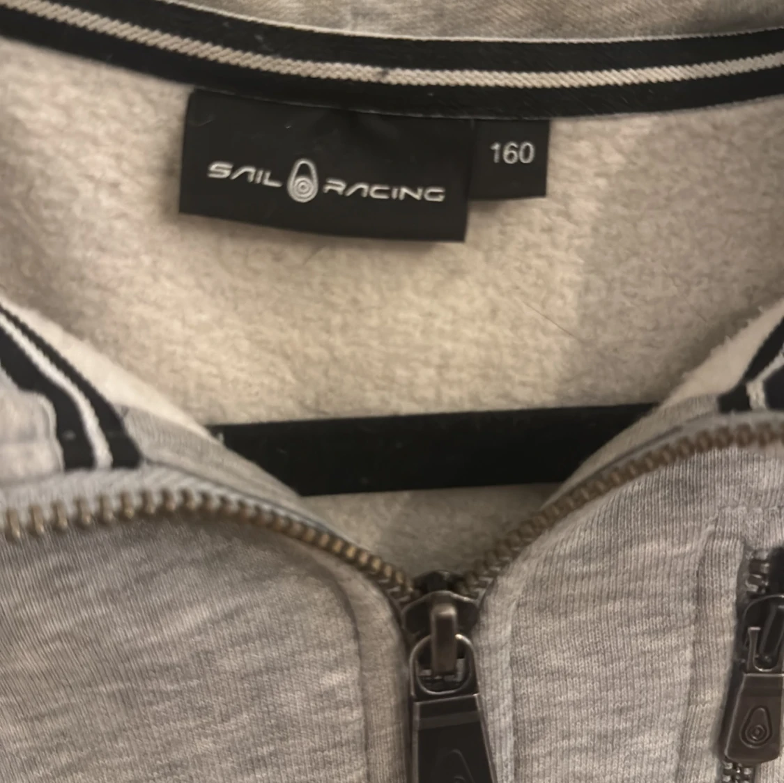 Grå hoodie från Sail Racing - 90