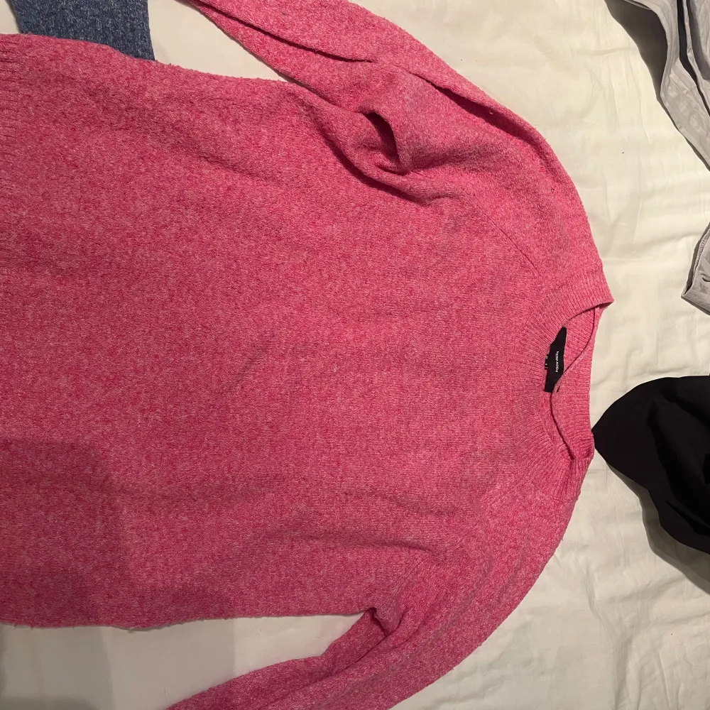 Stickad tröja från Vero moda, knappt använd. lite nopprig vid insidan av armarna. Nypris 300kr, köpare står för frakt. Stickat.