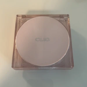 Clio Kill Cover Mesh Glow Cushion - Säljer en Clio Kill Cover Mesh Glow Cushion i nyansen 2-BP Lingerie. Denna foundation ger en fin glow och har en lätt täckning. Kommer i en snygg rosa förpackning med spegel och applikator. Den sista förpackningen följer även med! 🫶