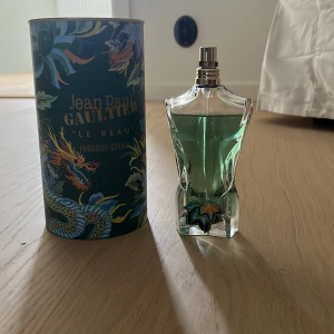 Jean Paul Gaultier  - JPG le beau paradise garden, god och fräsch doft. Den är en 125 ml flaska och nu är det ungefär 105-110 ml kvar i flaskan. Nypris kostar 1400kr och 75ml flaskan ligger på 1000kr. Därför så lägger jag mitt pris runt det. 