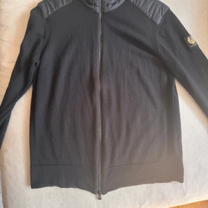 Belstaff tröja  - Fin tröja i storlek L men passar mer M. Säljes då jag inte använder längre.   Nypris 2899:- 