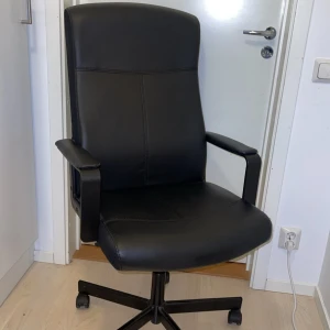 Kontorsstol - Stol i nyskick från Ikea. Modell Millberget, kostar 1399 ny. Säljer den för 500 pga platsbrist.