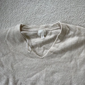 Stickad beige tröja  - Knappt använd Oversize i storleken 