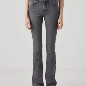 Grå bootcut jeans - Säljer ett par snygga grå bootcut jeans. De är mid waist och har en tight passform upptill som går ut i en bootcut nertill. De är i bra skick och väldigt bekväma att ha på sig. Passar perfekt till en croppad topp eller en stickad tröja.