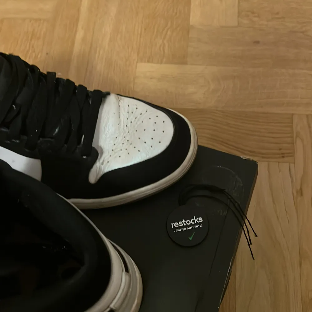 Säljer ett par svartvita Nike Air Jordans i storlek 43. Skorna är i bra skick med några tecken på användning. De har en klassisk design med svart och vit färg, snörning och den ikoniska Air Jordan-loggan på sidan. Perfekta för både vardag och fest! Priset kan diskuteras. Köptes för 3900kr och har kvittot. KÖPT FRÅN RESTOCKS. Skor.