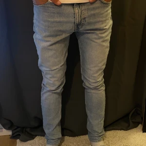 Weekday jeans  - Säljer nu dessa feta weekday jeans☀️🌊 jeansen är i bra skick och det är bara att höra av er vid frågor eller funderingar. Modellen på bilden är 179cm och väger 62kg 