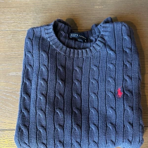 Ralph Lauren Kabelstickad tröja - Ralph Lauren Kabelstickad tröja strl M NY! Nypris 2000:-  Mitt pris 500:-