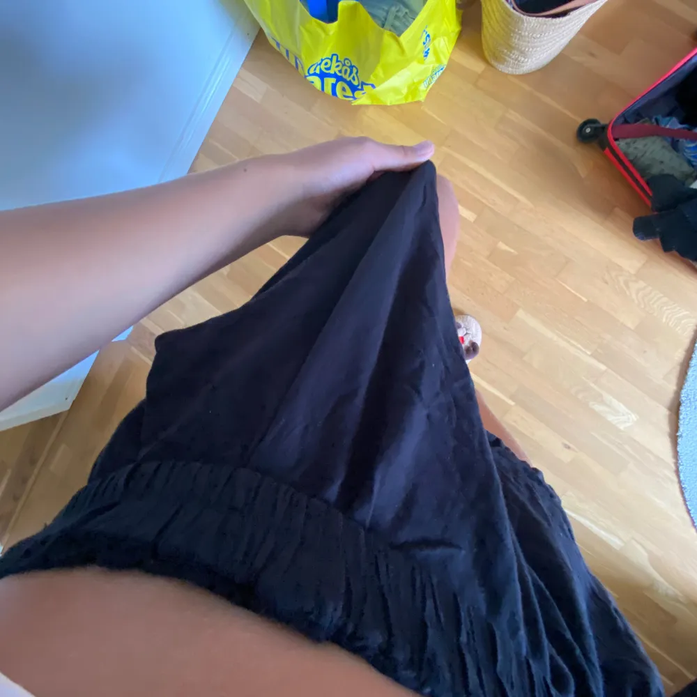 Säljer ett par jätteeesköna shorts från hm i otroligt bra skick skulle säga att de passar storlekarna från S- L . Shorts.