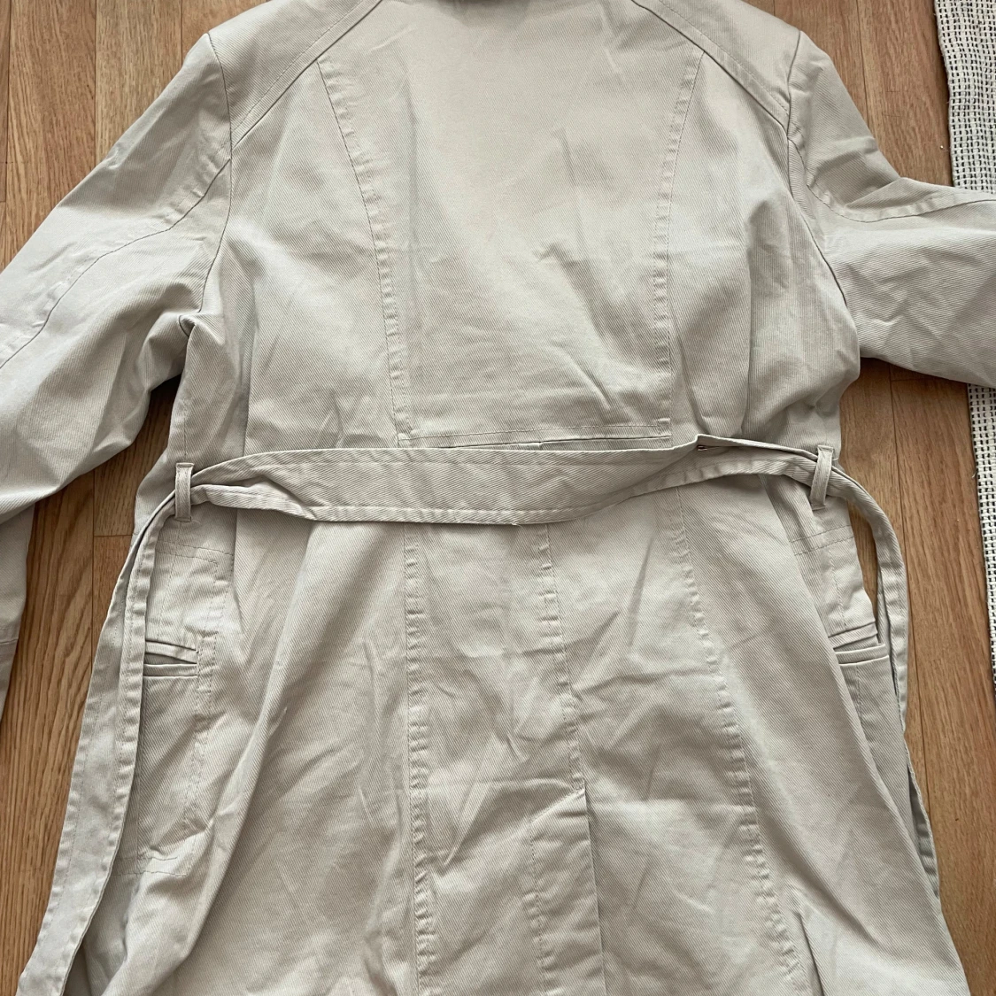 Beige trenchcoat med bälte - 90