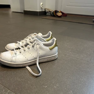 Stan Smith skor - Snygga stan smith med guld där bak strl 37