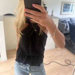 Svart topp - Svart topp från zara som man kan styla på lite olika sätt. På de första bilderna har jag bara satt ett svart hårband runt midjan!🌷🌸 