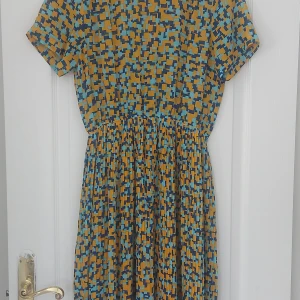 Flera klänningar till salu - Säljer flera klänningar i olika stilar och mönster. Perfekta för olika tillfällen och säsonger. 120 kr/styck eller rymligt prisförslag :) Köp gärna fler plagg så de fraktas samtidigt