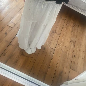 Vit långkjol i storlek 152 ifrån hm för 109kr - Vit långkjol ifrån hm i storlek 152 perfekt för er som gillar stockhomsstil, den är knappt använd och går inte att köpa på hm längre!!