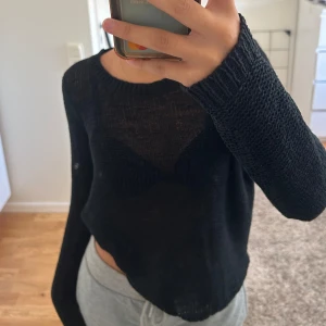 Svart långarmad tröja - Man ser lite igenom som ni ser på bilden.    frakt ingår i priset!