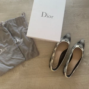 Dior ballerinaskor - Säljer mina favoritskor som jag tyvärr fått acceptera är för små :( de är i väldigt fint skick, men är lite skavda längst fram. Kartong, dustbag och kvitto tillkommer. 