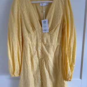 Gul klänning - Oanvänd klänning från VILA i storlek S. Nypris 799kr. Pris kan diskuteras vid snabb affär