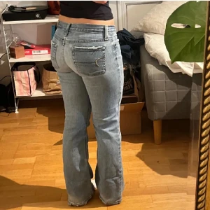 Lågmidjade jeans - Säljer dessa köpa från american eagle då de inte kommer till användning längre💗 Jag har fickat de hos en skräddare mellan benen men det är ingenting man tänker på! Har hål i en av benen som man kan se på bilden, som kör de så snygga😍