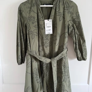 Zara klänning - Oanvänd klänning från Zara, storlek xs men passar även S. Nypris 399kr.
