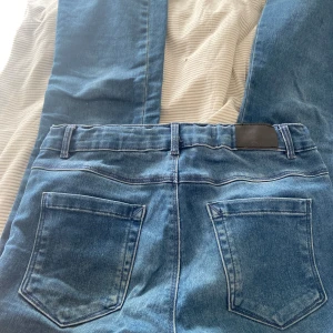 Bootcut jeans - Mörkblåa bootcut jeans från Only! Jättebra skick. Storlek 164 skriv om du vill ha fler bilder då fixar jag.