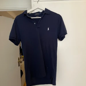 Ralph lauren piké - Säljer nu min polo Ralph lauren piké i storlek S färg mörkblå ny pris runt 1200 mitt pris 600