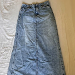 Lång jeanskjol - Super skön jeanskjol i ljusare jeanstyg. Köpta second hand, men är i ganska bra skick. Har dock ett mindre hål i mitten av kjolen (se bild 4).  Skick - 6/10 💛