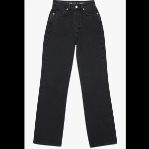 Straight jeans från bikbok - Säljer ett par straight svarta jeans som är från bikbok. Säljer då de är för små för mig❤️‍🔥