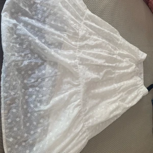 vit flowy kjol <3 - vit lång flowy kjol som är jätte gullig ich passar t många saker, andvänd endast 1 gång och inga synliga defekter 🌟