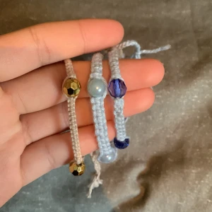 Armband - Handgjorda armband Färg : ljusblå,mörkblå,guld  Kan beställa i nästan valfria/valfri färg och storlek.  ”Alla armband jag har gjort har tagit från en timme till en och en halv timme att göra”
