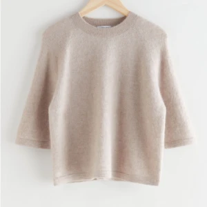  & other stories sticka tröja - Säljer min älskade & other stories tröja i färgen beige, skriv för fler bilder!😇 klicka gärna inte på köp nu utan skriv först! 💕