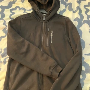 Sailraicing kofta - Köptes för 2 år sen ungefär på kidsbrandstore i Frölundatorg för 900kr Den är solbränd på luvan och lite på armarna, annars inga skador. Storlek 170 motsvarar storlek S 