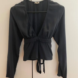 Blå topp med rosett - Jättesöt topp från brandy Melville, köpt i Italien ca 1 år sen aldrig använd💗 Passar s men även mindre☀️ Nypris 300kr