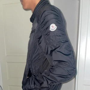 Moncler windbreaker  - Köpt för 2 år sen aldrig använt den då den inte riktigt är min stil. Fick den av min pappa i present.priset ej hugget i sten 