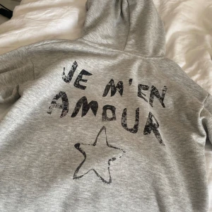 Gina hoodie - Använd 2 gånger. Så ny skick. Om du har frågor är de bara att skriva💓