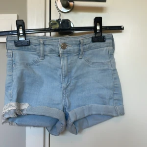  Shorts med spets -  Fina låg midjade shorts med spets på ena fickan och på kanten av shortsen. Men de är väldigt små i storleken. 